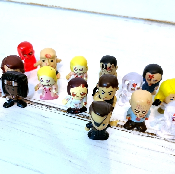 16 Count Mystery Box Mini The Walking Dead Figures - Picture 4 of 8